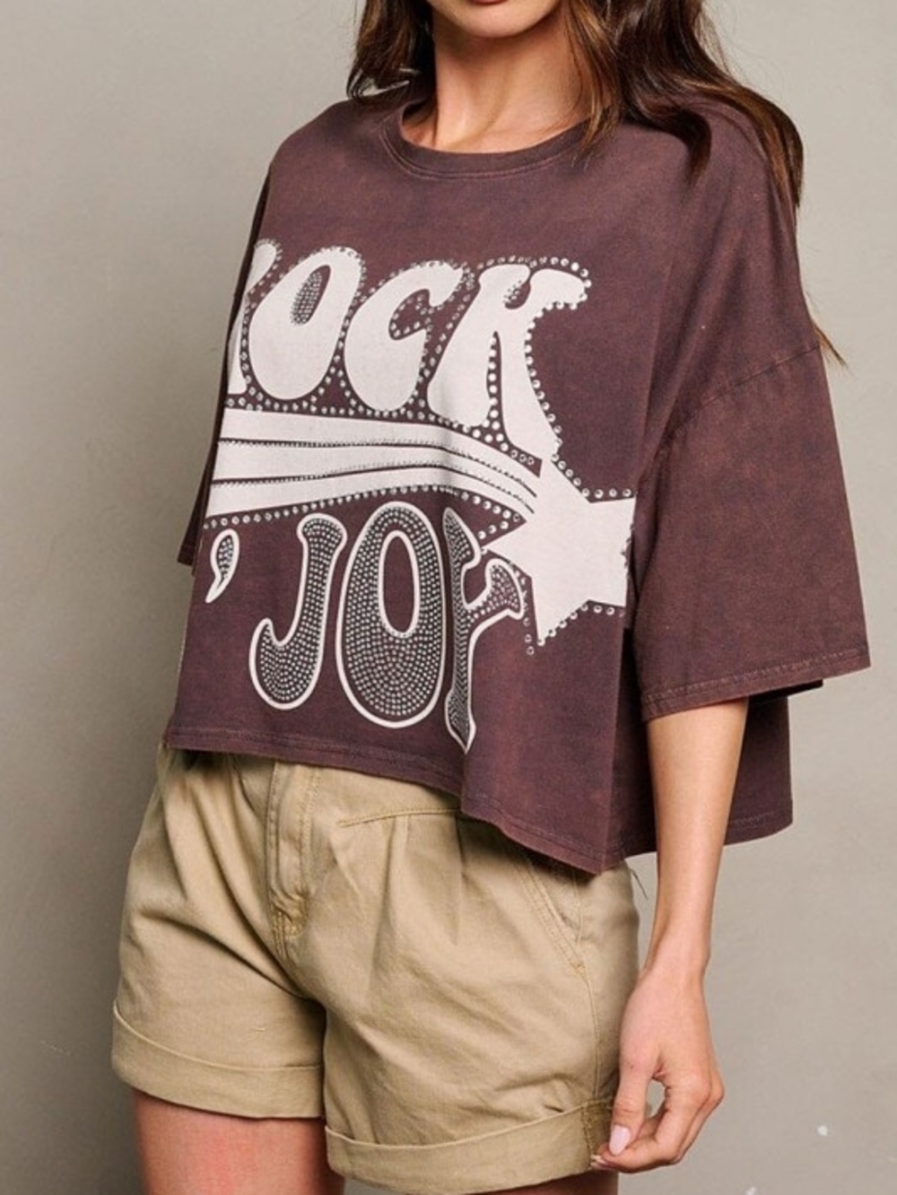 Vintage-Inspired Brown Graphic Crop Tee